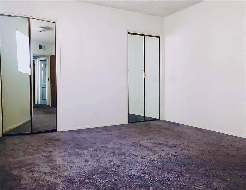 Large unfurnished room+PRIVATE bath
