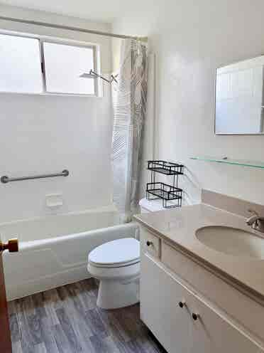 Large unfurnished room+PRIVATE bath