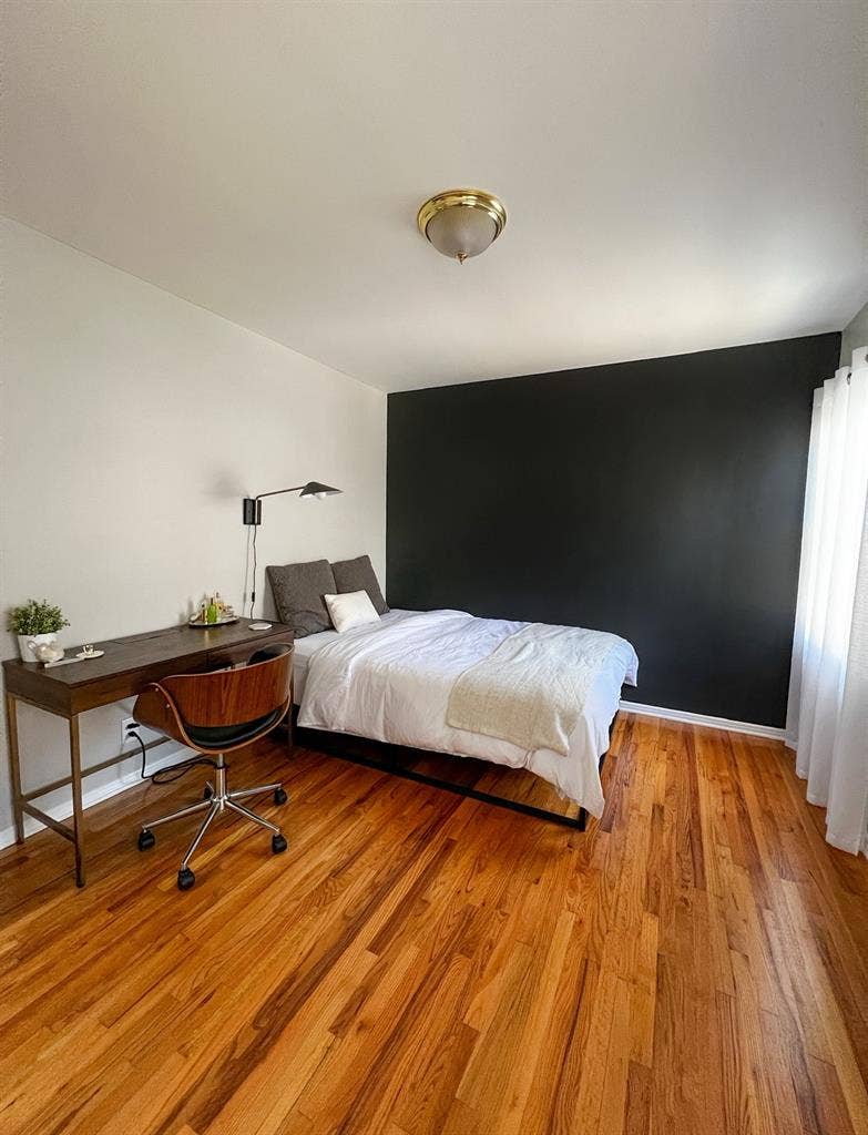 Room for rent in 3 bedroom house