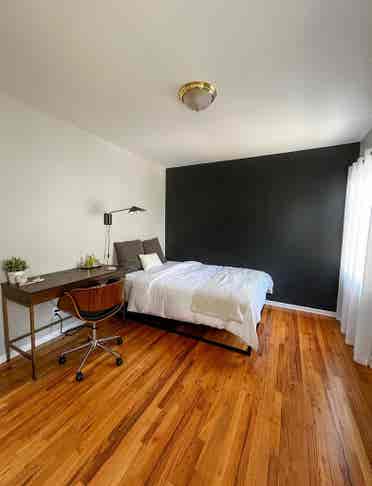 Room for rent in 3 bedroom house