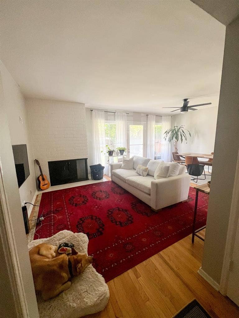 Room for rent in 3 bedroom house