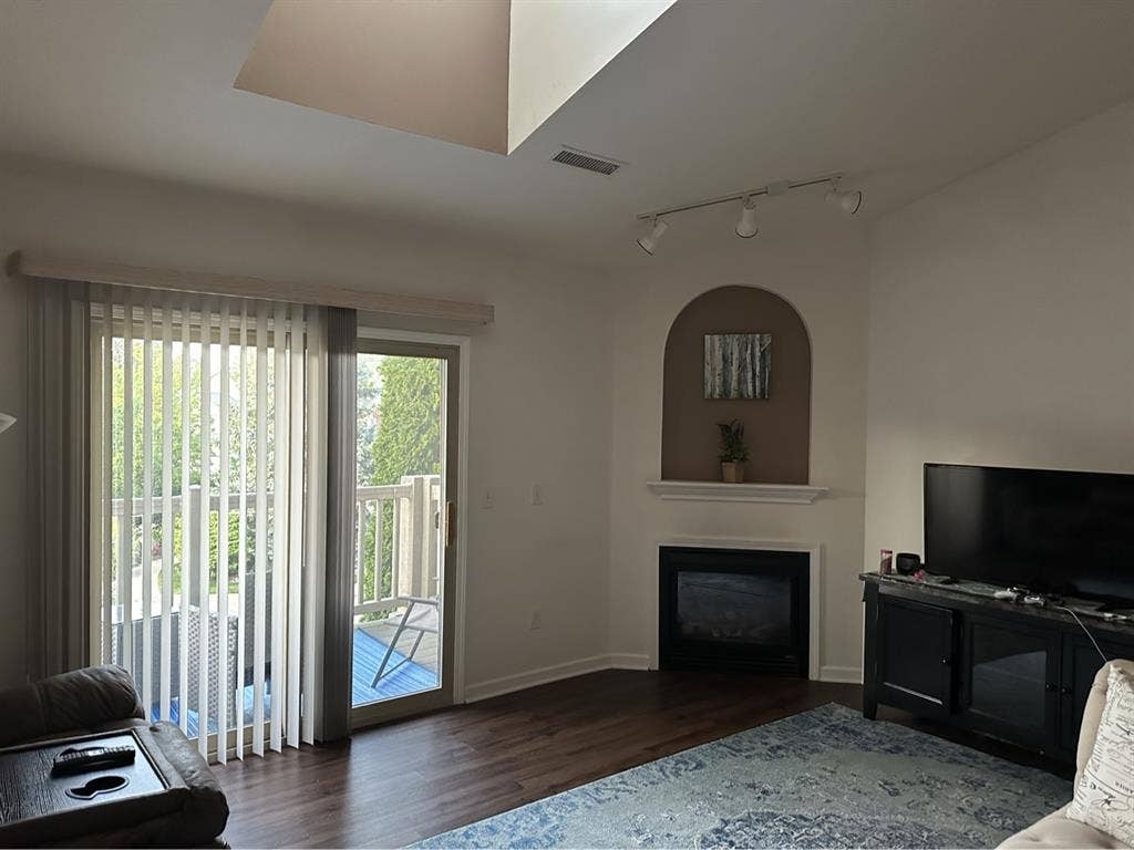 Looking for A nice roommate!!