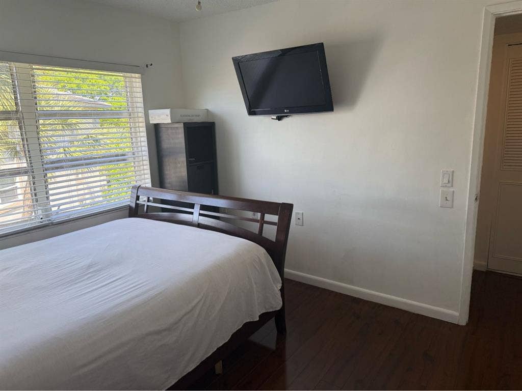 Room with bathroom for rent Wynmoor