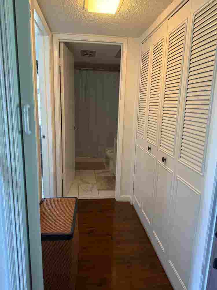 Room with bathroom for rent Wynmoor