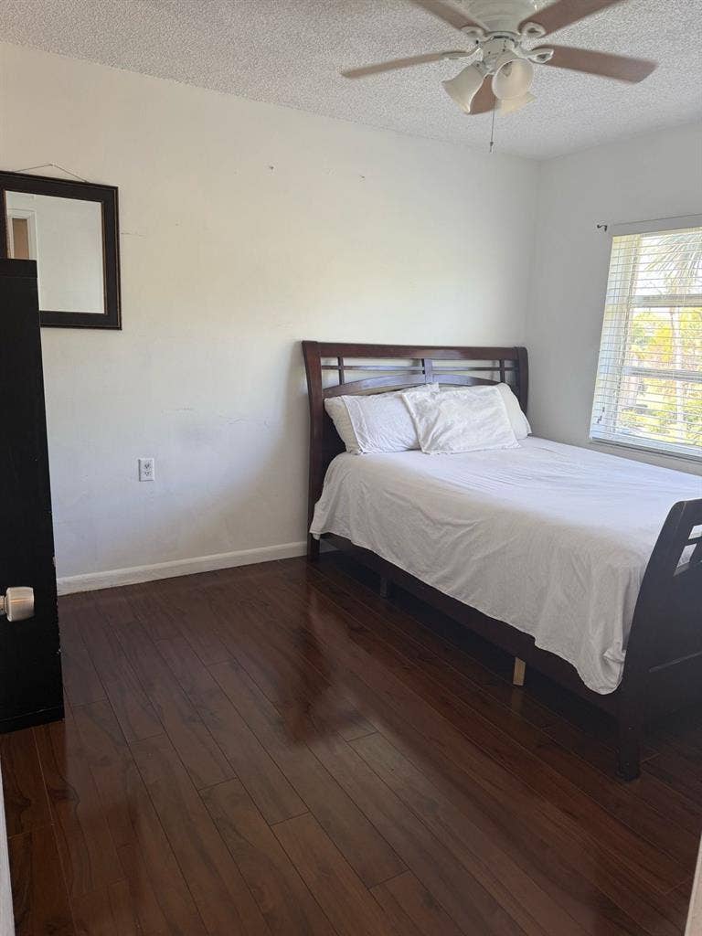 Room with bathroom for rent Wynmoor