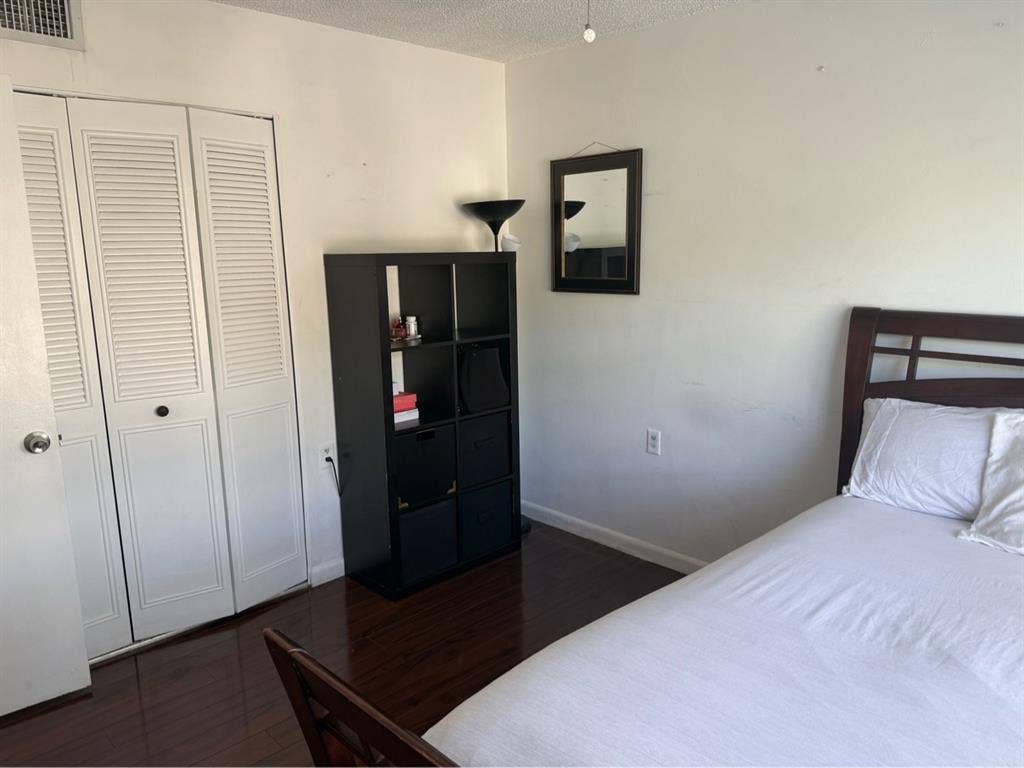 Room with bathroom for rent Wynmoor