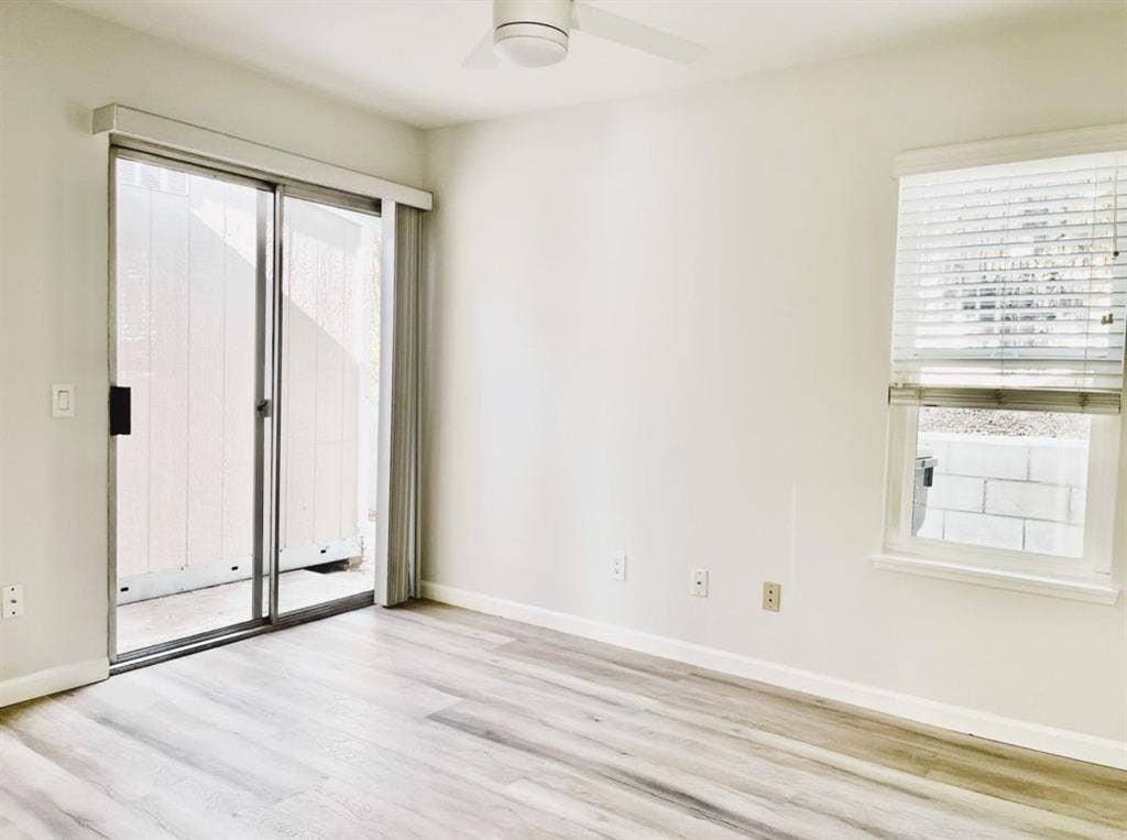 Seeking single roommate
