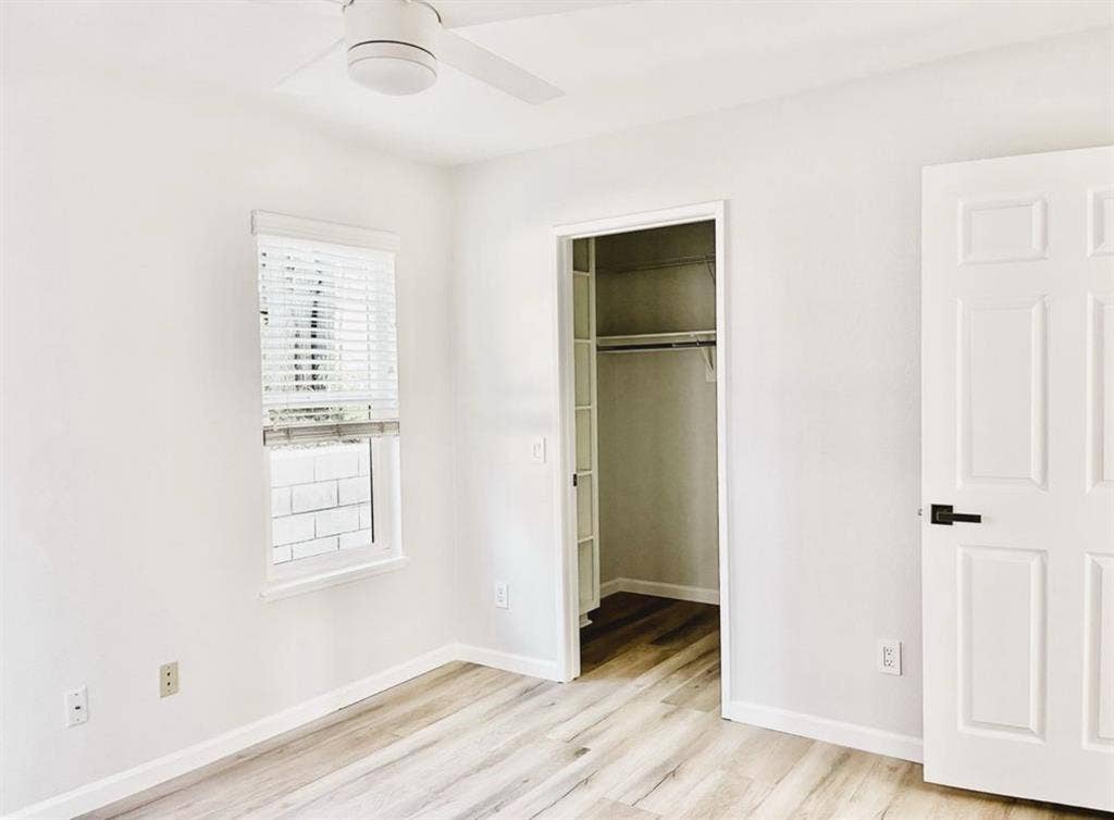 Seeking single roommate