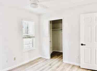 Seeking single roommate