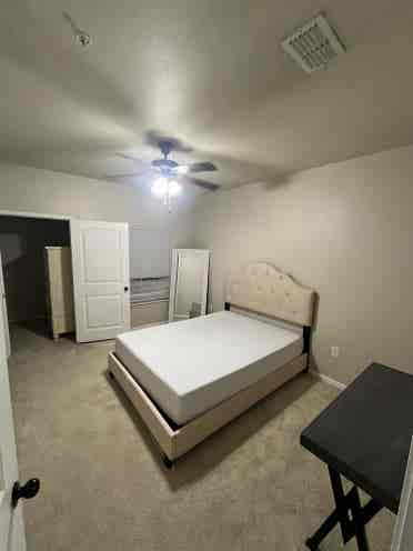 *LEASE TAKEOVER* - Female Roommate