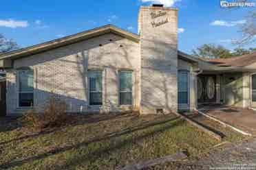 House with pool looking for roomate