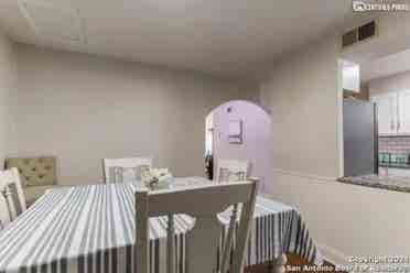House with pool looking for roomate