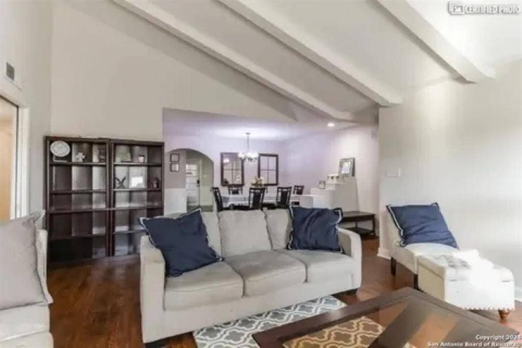 House with pool looking for roomate
