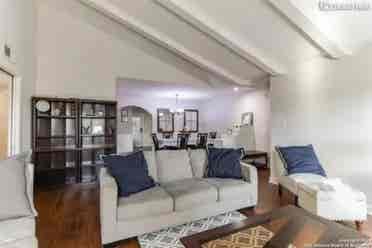 House with pool looking for roomate