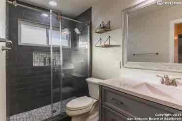 House with pool looking for roomate