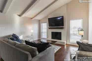 House with pool looking for roomate
