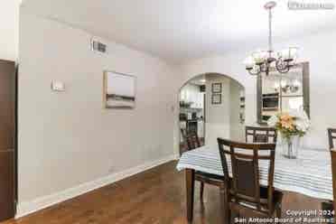 House with pool looking for roomate