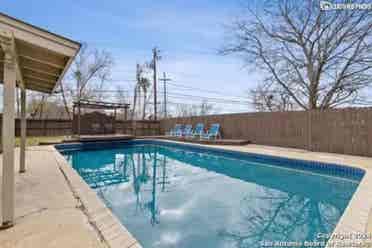 House with pool looking for roomate