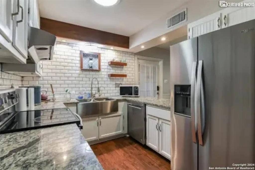 House with pool looking for roomate