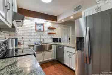 House with pool looking for roomate