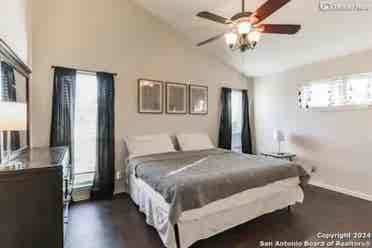 House with pool looking for roomate