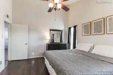 House with pool looking for roomate