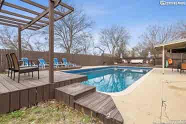 House with pool looking for roomate