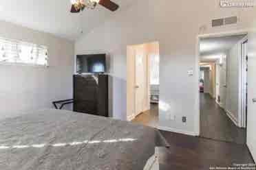House with pool looking for roomate
