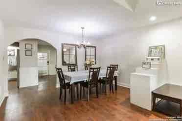 House with pool looking for roomate