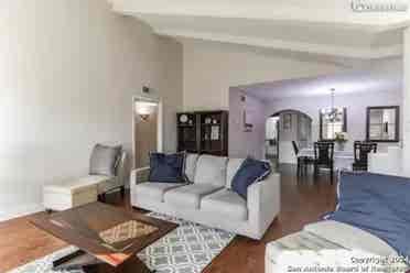 House with pool looking for roomate
