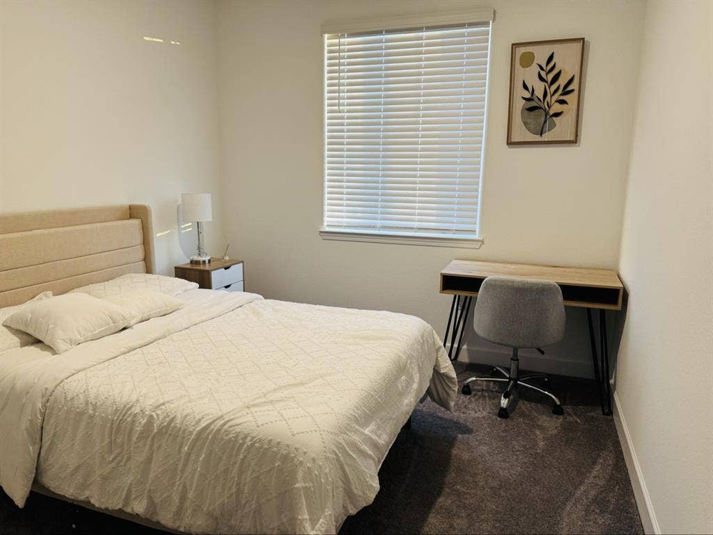 Furnished room with private bathh