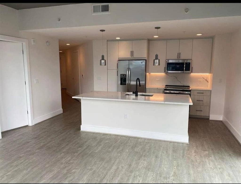 Looking for a roommate! 😊