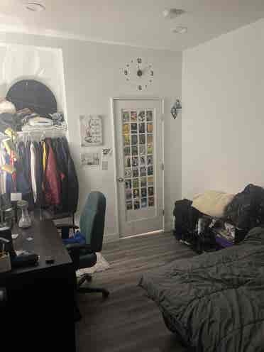 LOOKING FOR A SUMMER SUBLET!!