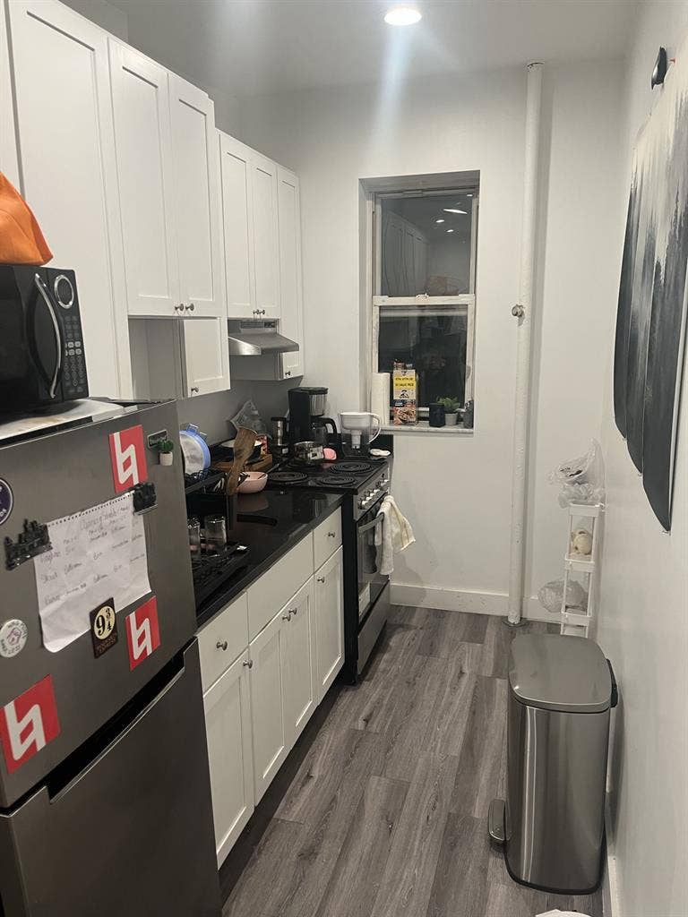 LOOKING FOR A SUMMER SUBLET!!