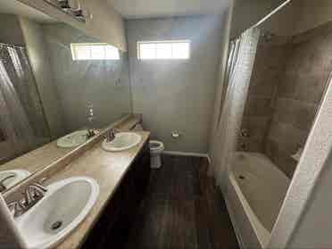 2 rooms available in Thornton