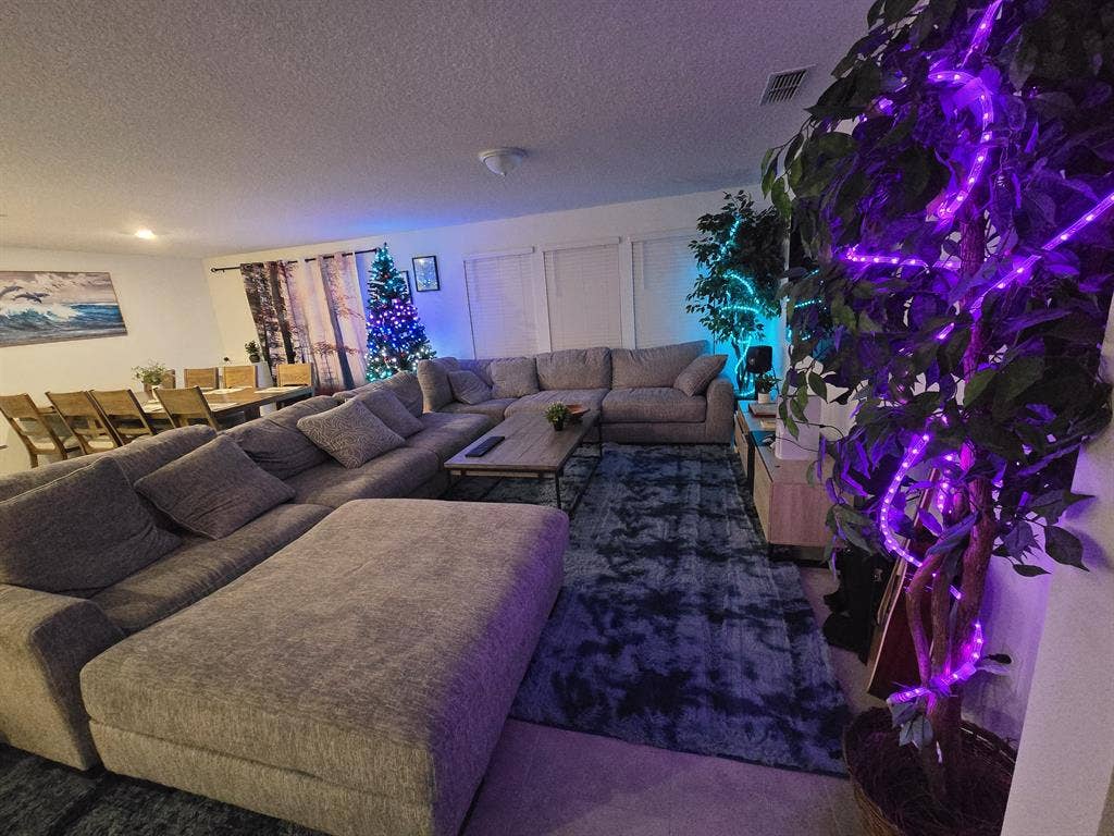 1 fully furnished room aval.