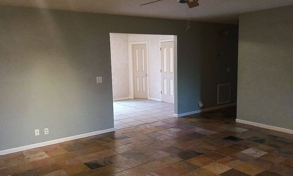 Looking for 2 roommates