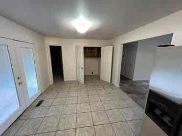 Looking for 2 roommates