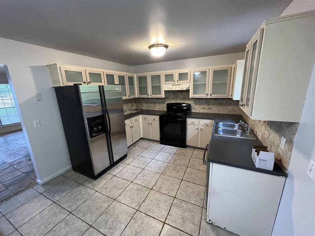 Looking for 2 roommates
