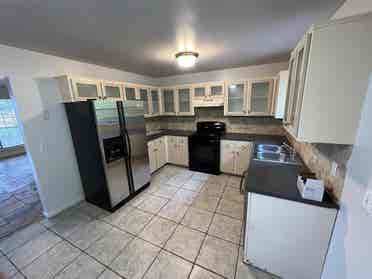 Looking for 2 roommates