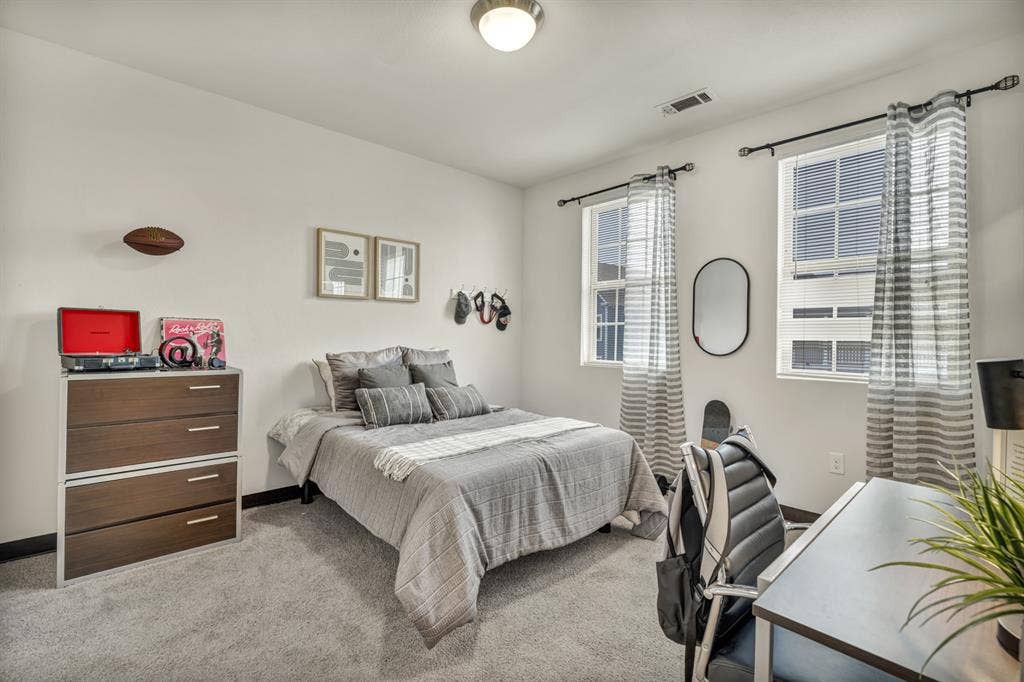 Subleasing Room!! URGENT!!