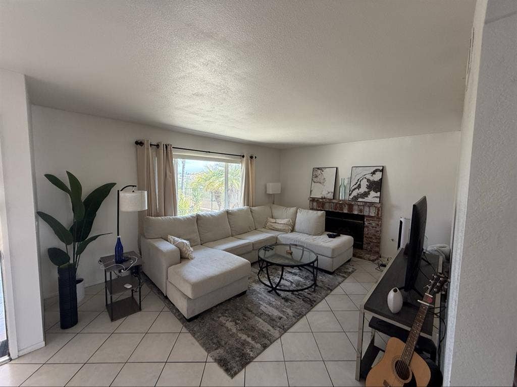 Looking for roommate in Mira Mesa