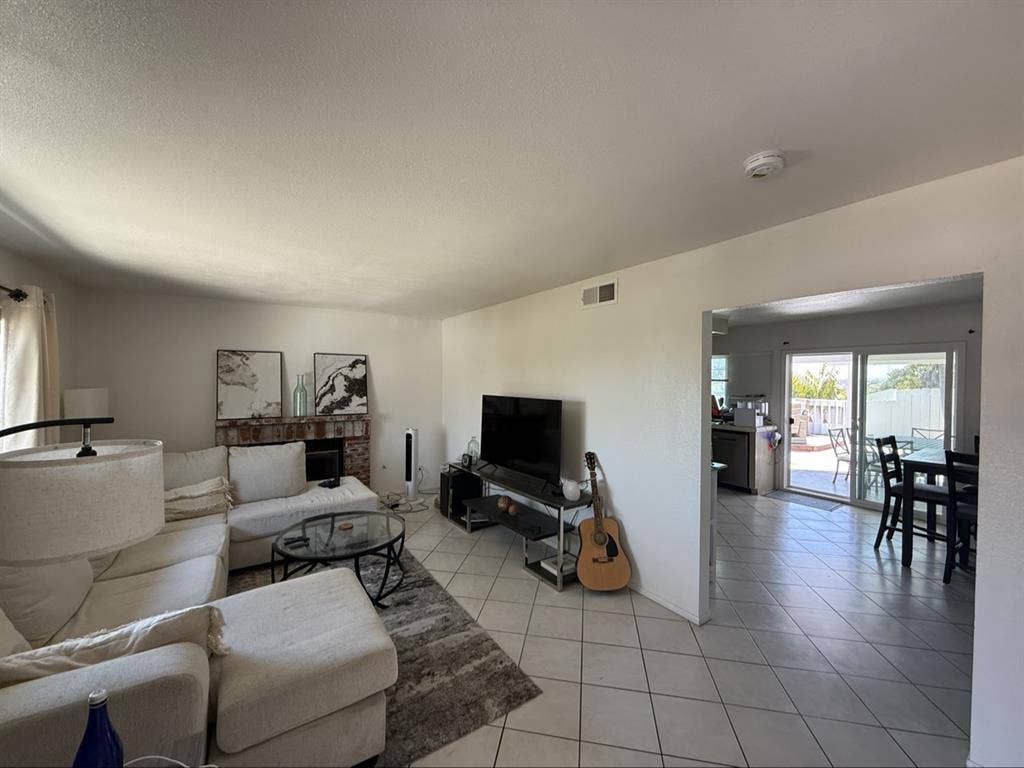 Looking for roommate in Mira Mesa