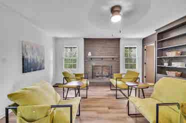 Charming Room for Rent - Foxwood Dr