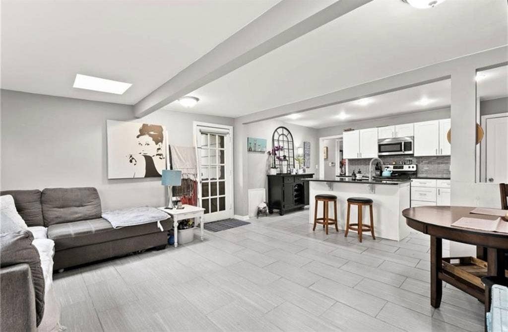 Looking for 2 roommates!