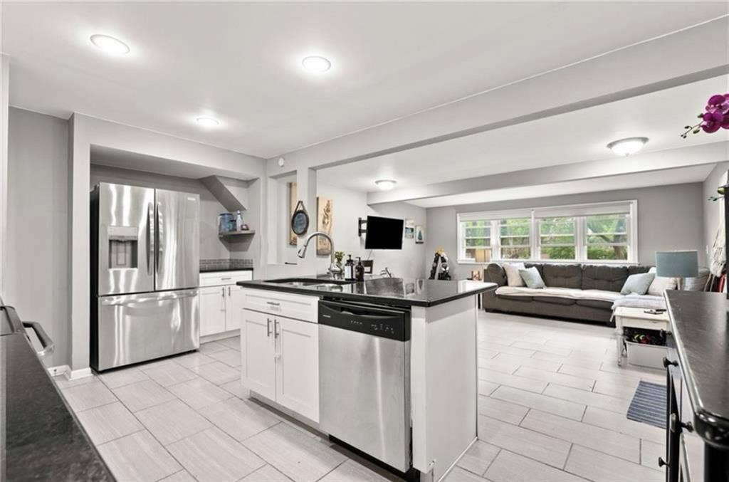 Looking for 2 roommates!