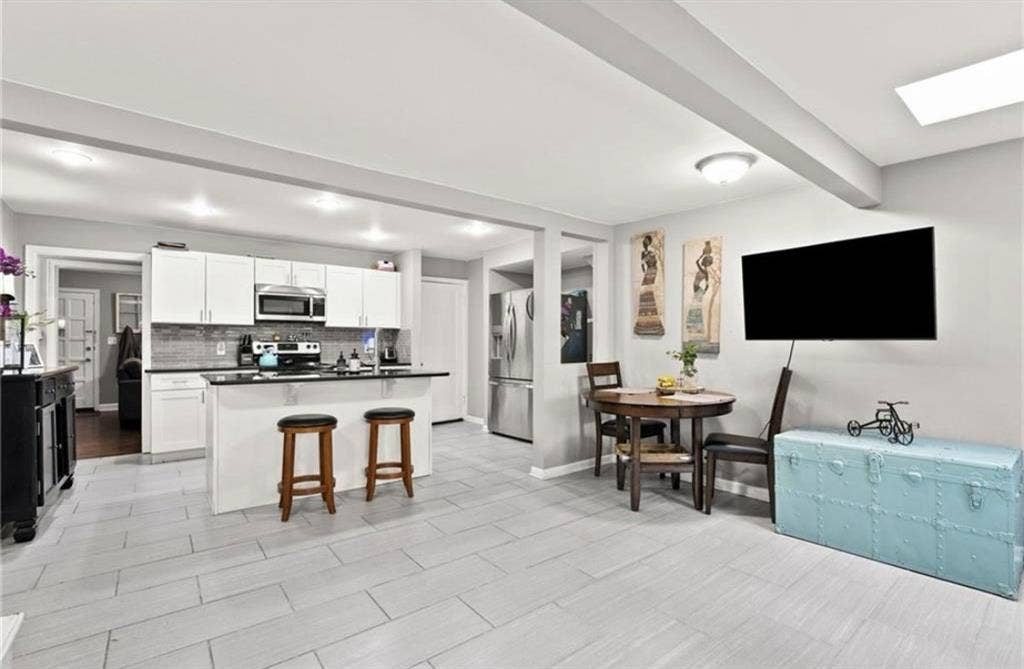Looking for 2 roommates!