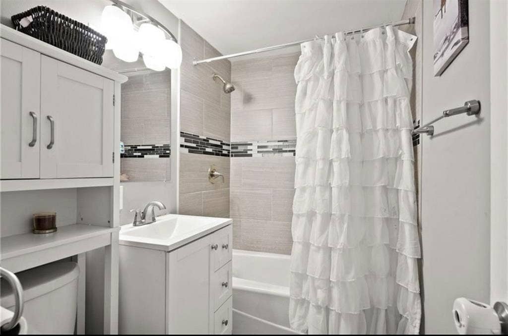 Looking for 2 roommates!
