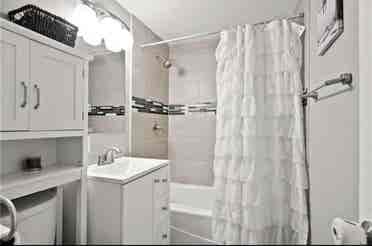 Looking for 2 roommates!