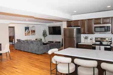 Large room for rent Downtown Newar
